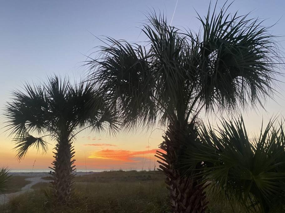 Beachfront Condo On Quiet Treasure Island- 1 Bed St. Pete Beach Exterior photo
